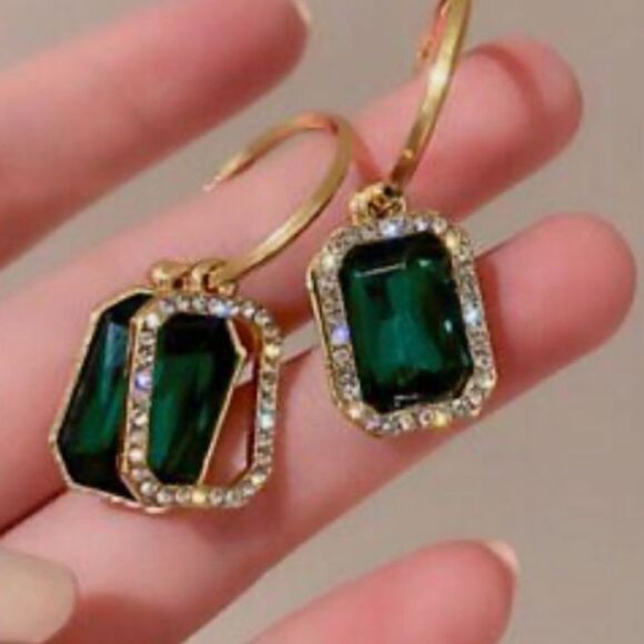 The Envy earring in gold - Picture 7 of 7